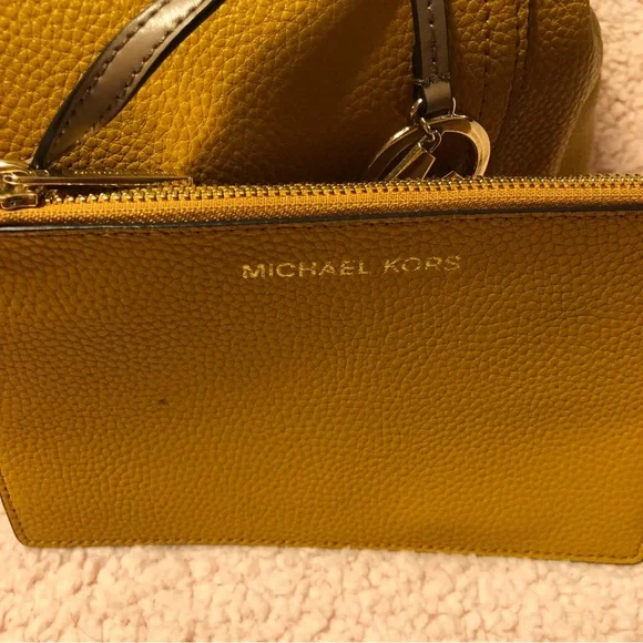MichaelKors mustard colored purse with wristlet included - Picture 4 of 5